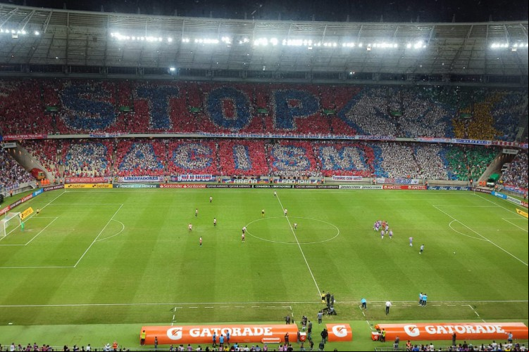 Torcida do Fortaleza exibe mosaico antirracista no jogo diante do River Plate, no Castelão. 