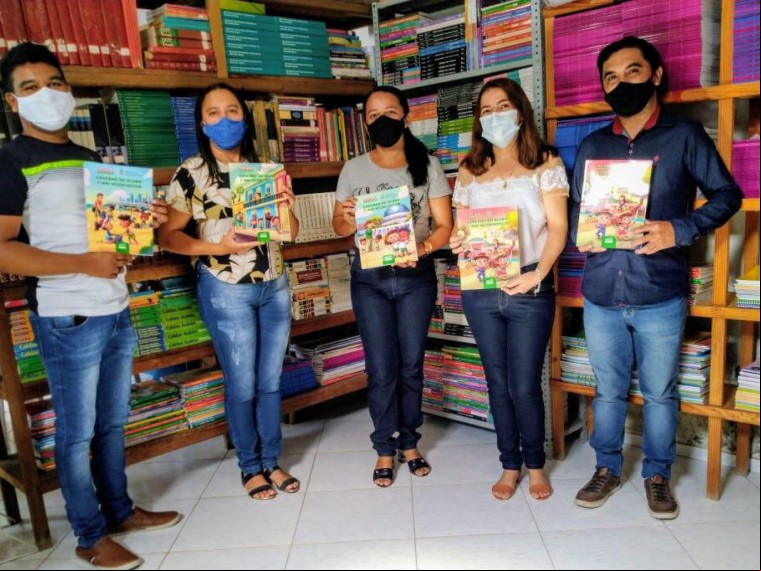 Educadores já recebem o material em unidades de ensino
