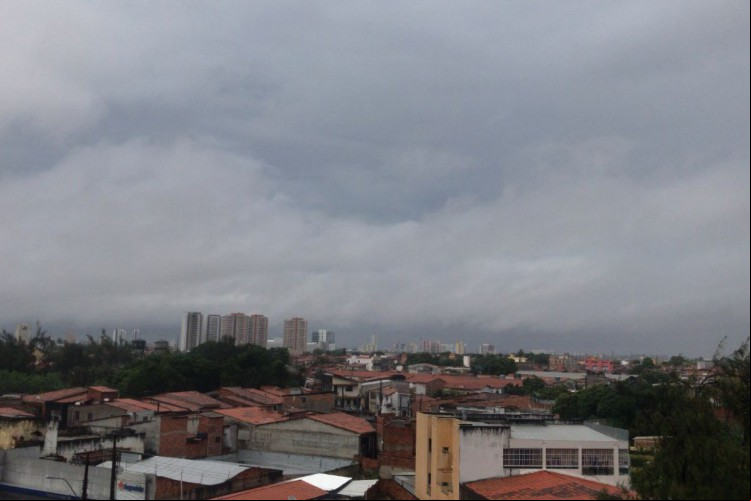 Clima nublado com chuva na Barra do Ceará