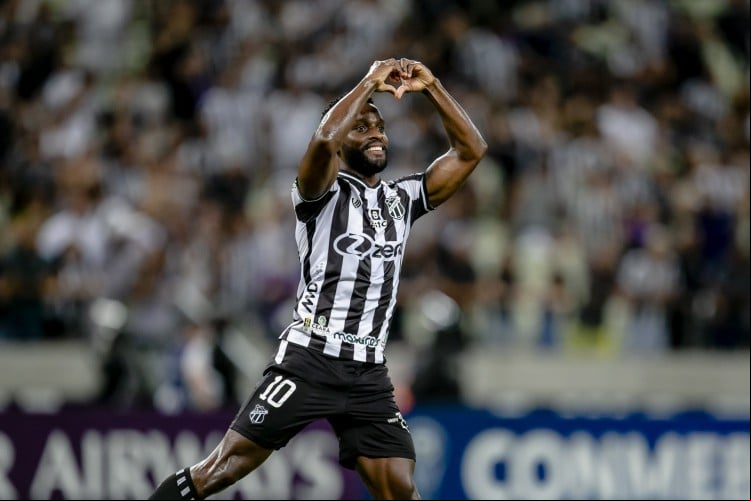 FORTALEZA, CE, BRASIL, 17-05.2022: Mendoza. Ceara x General Caballero, pela Copa Sulamericana, na Arena Castelão. em epoca de COVID-19. (Foto:Aurelio Alves/ Jornal O POVO)