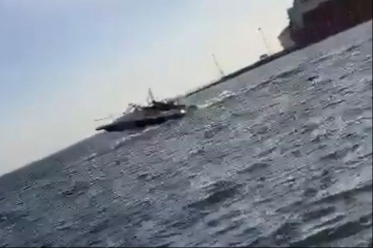 O barco virou com o impacto e levou os ageiros ao mar.