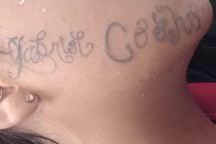 Jovem de 18 anos ou por sessão de tortura, conforme a denúncia; ex-namorado ainda tatuou à força o nome dele no rosto da garota