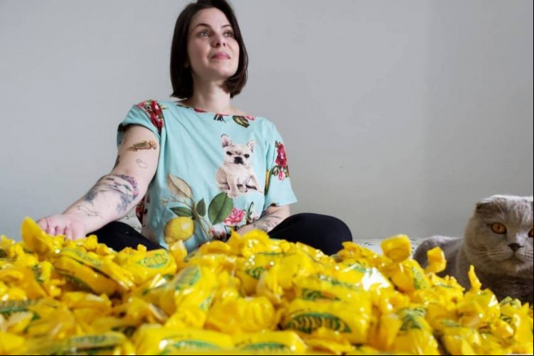 Veterinária Mariane Brasil tatuou bombom Caribe no braço, e acabou ganhando dez quilos do chocolate de presente da fabricante Garoto