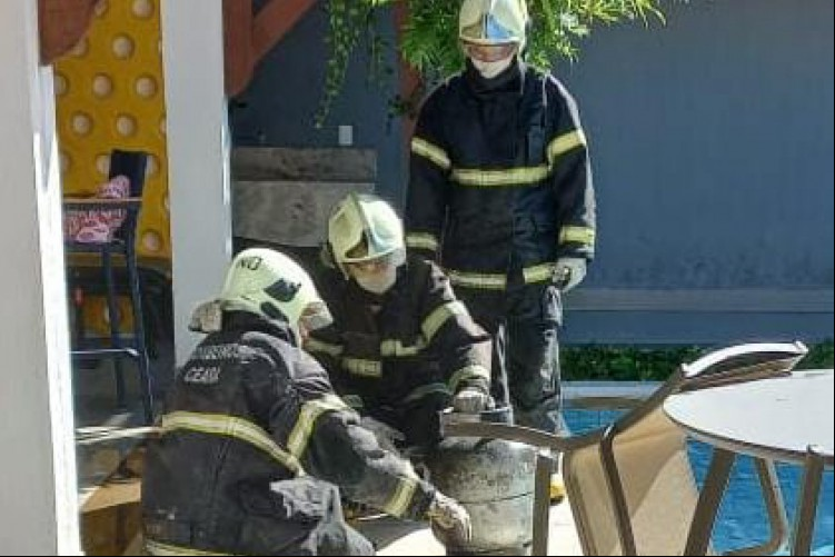 Incêndio que ocorreu por conta de botijão de gás em uma residência é contido com extintor de um comércio vizinho