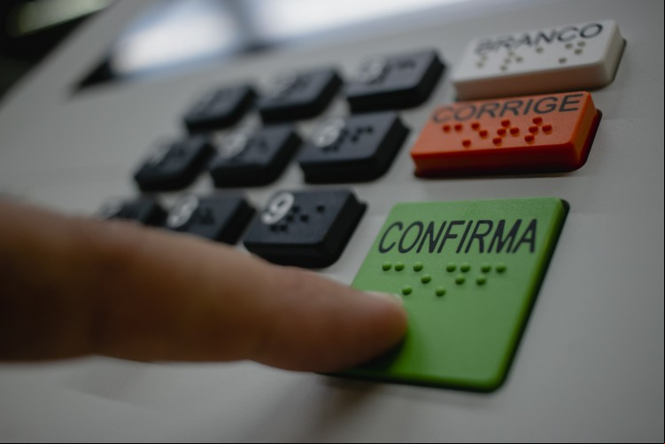 O voto eletrônico foi implementado em prol da simplificação e da rapidez, e em parte para combater as fraudes.