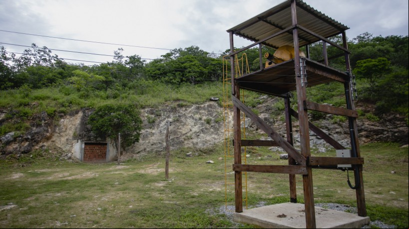 Galeria que usaram para fazer as pesquisas dos minérios, em Santa Quitéria