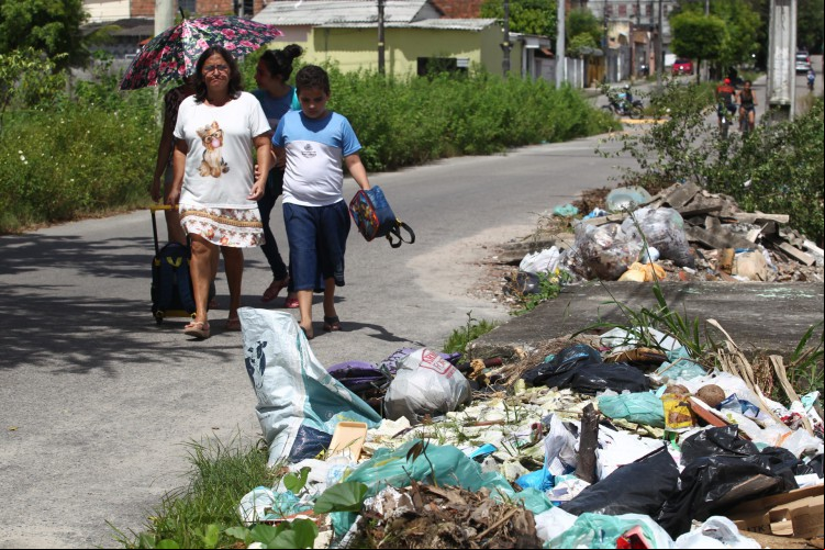 FORTALEZA, CEARÁ, BRASIL, 07.06.2022: Lixo acumulado nas ruas do bairro José Walter, aumenta riscos de doenças. Av. L. (Fotos: Fabio Lima/O POVO)