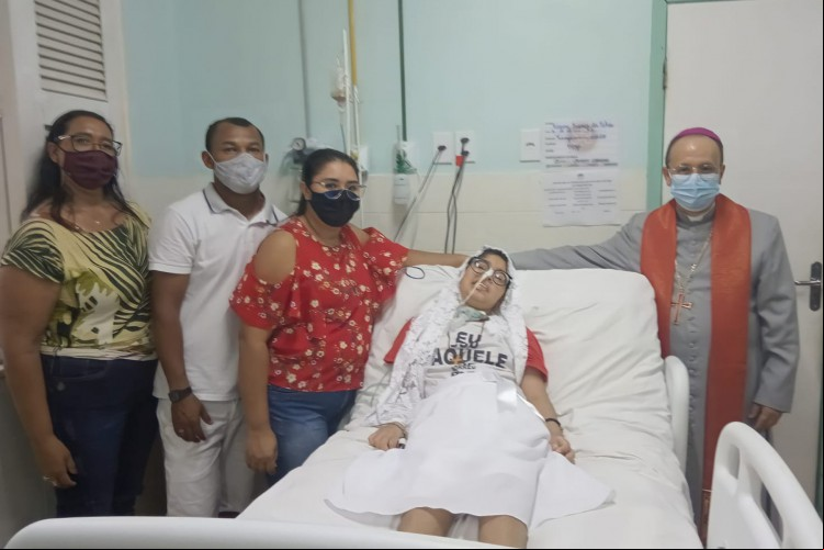 A jovem Kaiane França, de 14 anos e muito católica, mesmo internada em tratamento na Santa Casa de Misericórdia de Sobral, fez questão de receber o Sacramento da Crisma.