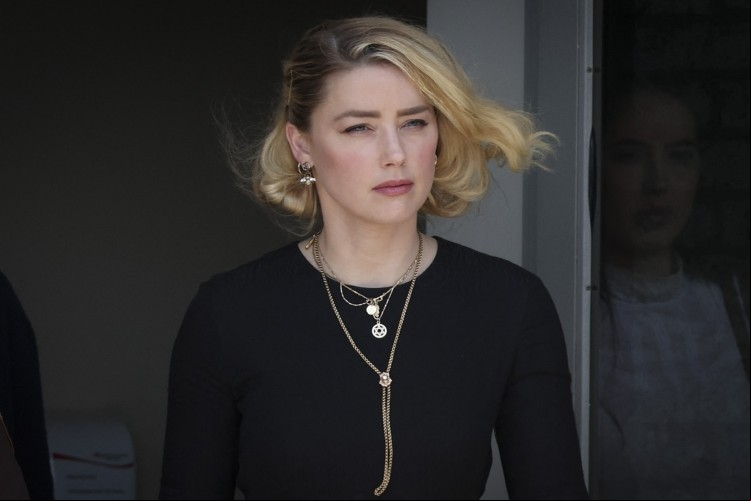 Amber Heard dá entrevista pela primeira vez após julgamento contra Johnny Depp