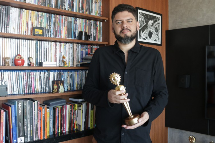 Nascido em Russas, Allan Deberton é diretor de