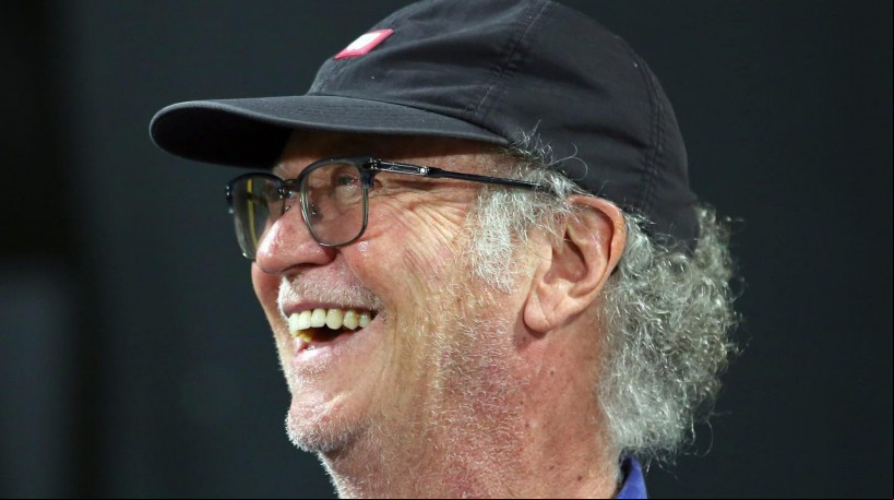 Ex-jogador Paulo Roberto Falcão em treino do Al Wasl, em Dubai, nos Emirados Árabes Unidos