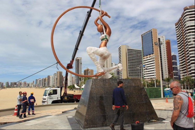 Estátua da Iracema Guardiã está sendo recolocada