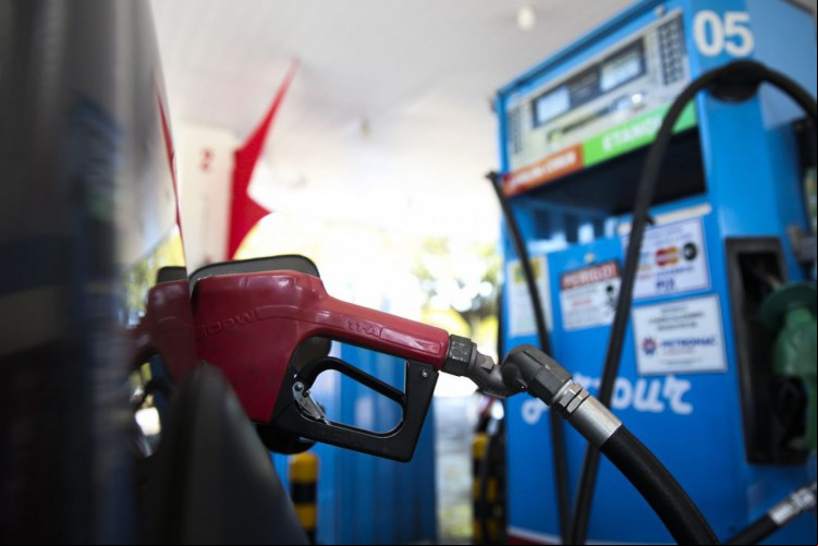 Uma semana depois de reduzir o preço da gasolina em R$ 0,20 nas refinarias, a Petrobras anuncia redução de R$ 0,15 no valor praticado para as distribuidoras