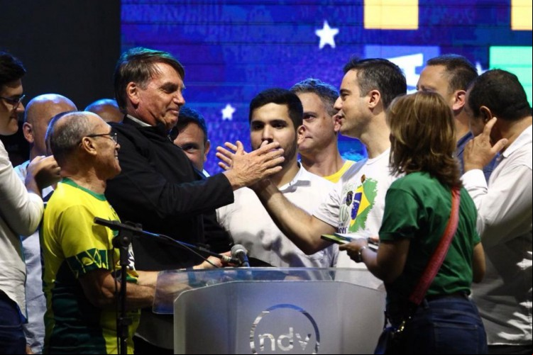 Bolsonaro cumprimenta Capitão Wagner na Marcha para Jesus, no Aterro da Praia de Iracema, em Fortaleza