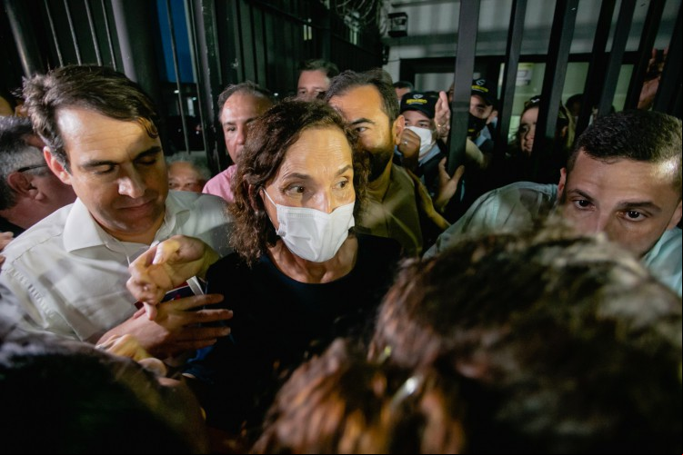 FORTALEZA, CE, BRASIL, 18-07.2022: Izolda Cela, Governadora do Ceara. Sede do PDT, se reuniram para decidir novo candidato para governo do estado, escolheram Roberto Claudio como candidato. em epoca de COVID-19. (Foto:Aurelio Alves/ Jornal O POVO)