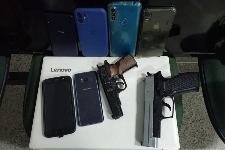 Grupo estava portando dois simulacros de pistola