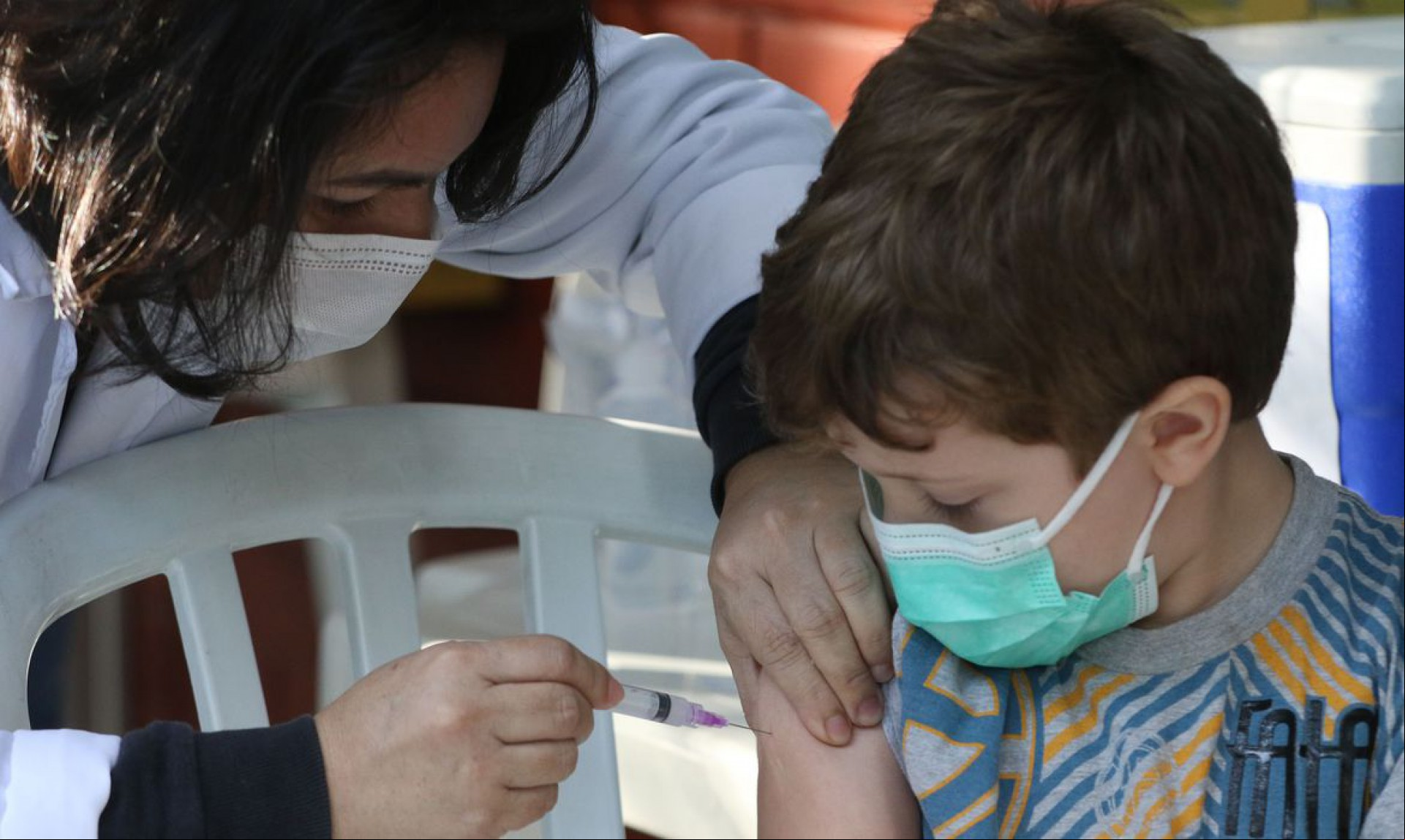 O menino Thomas Schneider, 4 anos, toma sua primeira dose de vacina contra a Covid-19 no Centro Municipal de Saúde Píndaro de Carvalho Rodrigues, na Gávea, zona sul da cidade. A cidade do Rio inicia hoje(15) a vacinação de crianças de 4 anos de idade contra a covid-19.