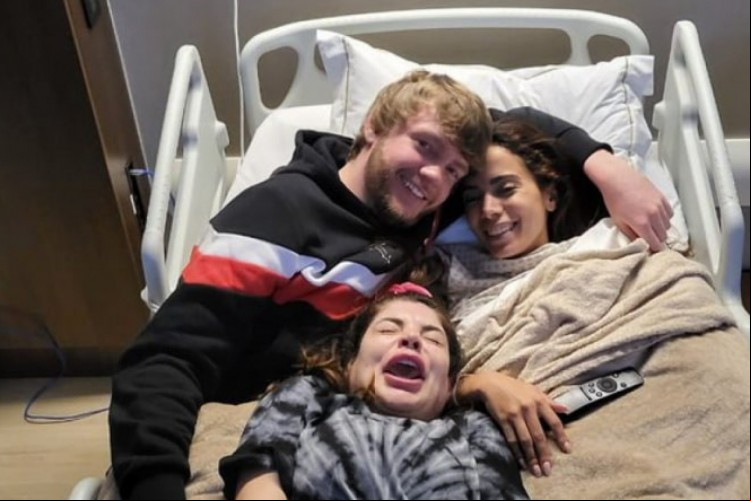 Gkay e Murda Beatz visitam Anitta em hospital 