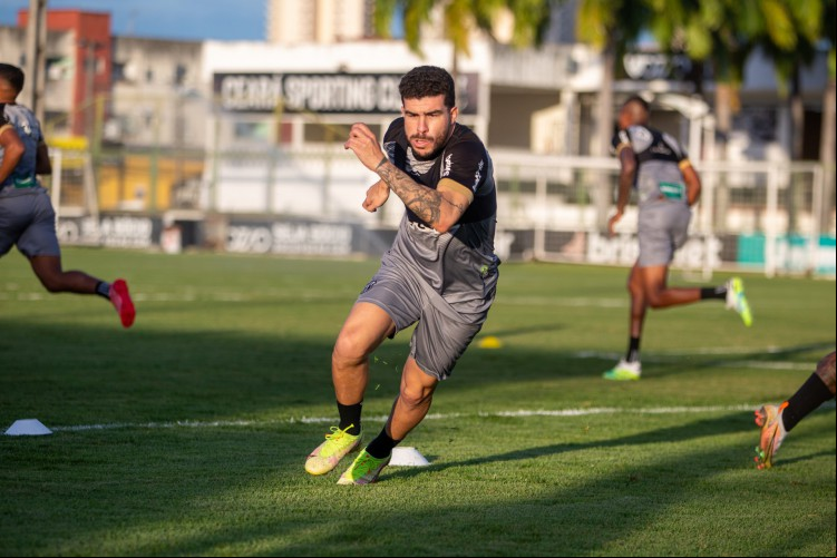Após cumprir suspensão, volante Richardson volta a estar disponível no Ceará para o Clássico-Rei.