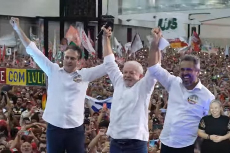 Lula, Camilo e Elmano durante convenção