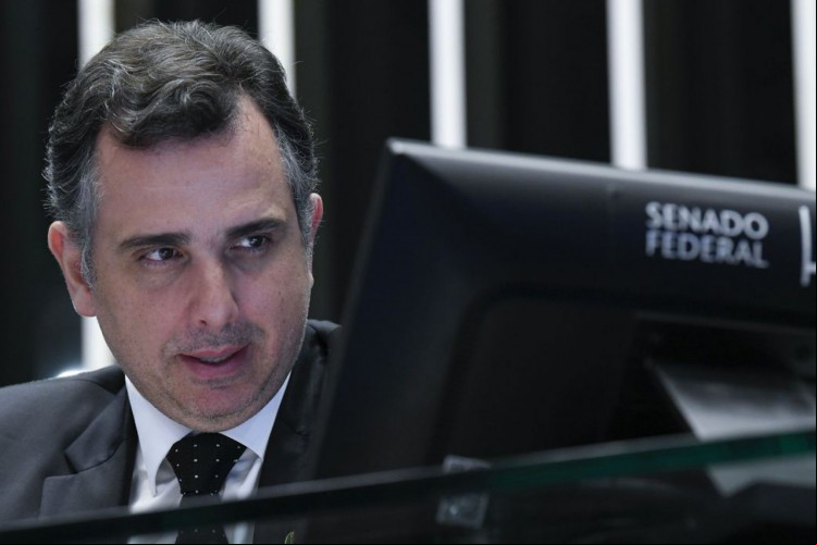 Plenário do Senado Federal durante sessão deliberativa ordinária semipresencial destinada à deliberação de medidas provisórias.
Na ordem do dia, a MP 1.109/2022 que institui relações trabalhistas alternativas e o Programa Emergencial de Manutenção do Emprego e da Renda. Entre as possibilidades estabelecidas no texto estão o teletrabalho; a antecipação de férias individuais; a concessão de férias coletivas; o aproveitamento e a antecipação de feriados; o banco de horas; e a suspensão da exigibilidade dos recolhimentos do Fundo de Garantia do Tempo de Serviço (FGTS). Também na pauta, a MP 1.112/2022, que cria o Programa de Aumento da Produtividade da Frota Rodoviária (Renovar), voltado para renovação de frota de ônibus e caminhões.
À mesa, presidente do Senado Federal, senador Rodrigo Pacheco (PSD-MG), conduz sessão.
Foto: Roque de Sá/Agência Senado