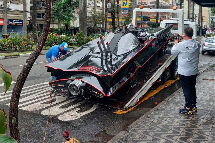 O Batmóvel fazia parte de atração do 1º Bat-Encontro de Fãs de Batman da Baixada Santista
