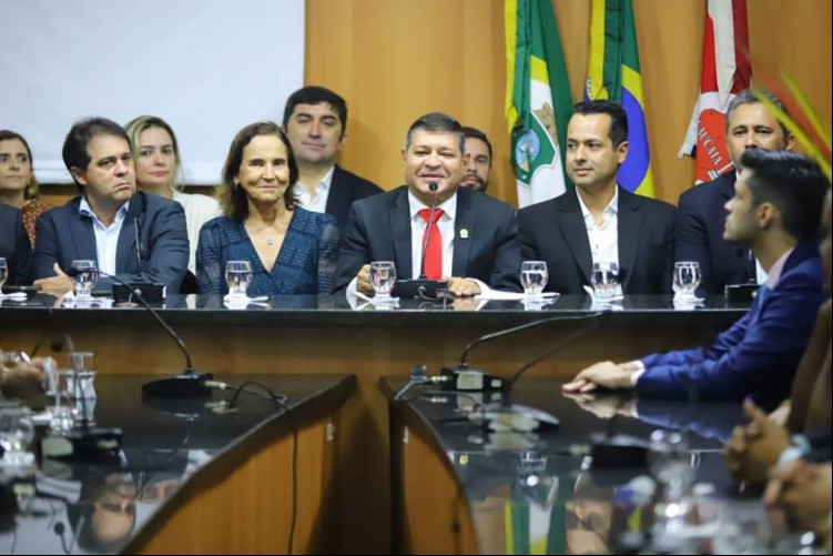Izolda recebeu título de cidadania em evento com presença de Evandro Leitão e Elmano Freitas
