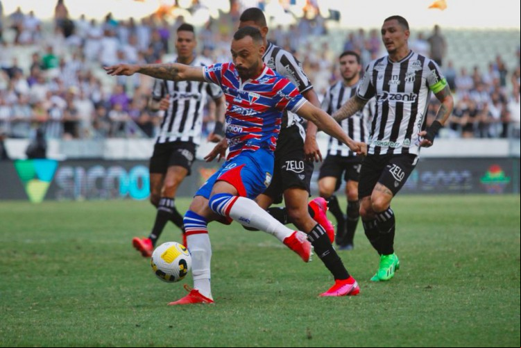 Ceará e Fortaleza se enfrentaram em Clássico-Rei válido pela 22ª rodada do Brasileirão. Na foto, Moisés finaliza.