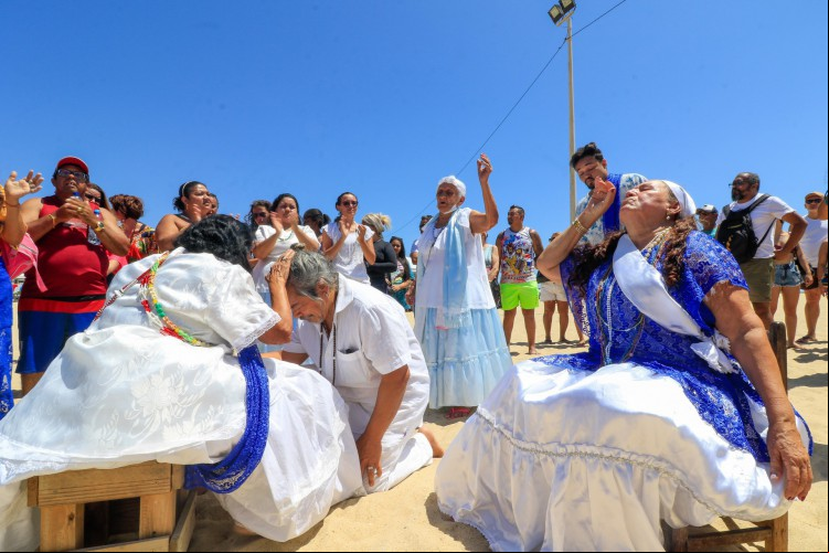 NA FESTA de Iemanjá, as bençãos foram distribuídas na beira do mar de Iracema