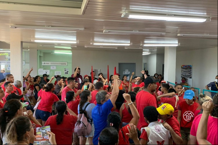 Militantes do MTST protestam na sede da Habitafor, e cobra direito a moradia à Prefeitura de Fortaleza