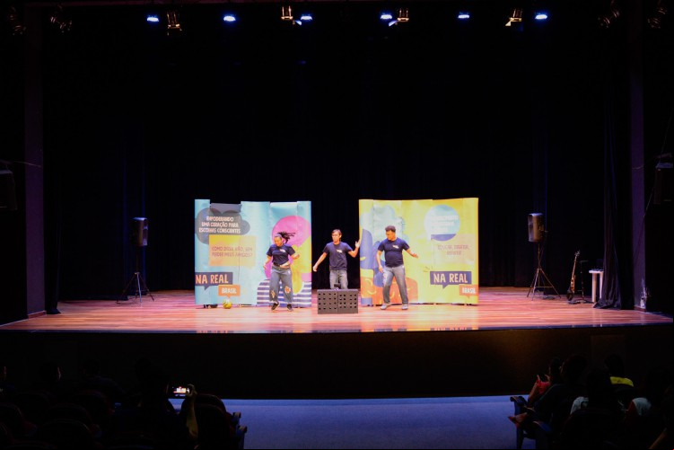 O projeto Na Real vai engajar os jovens por meio do teatro em outro aprendizado para a vida: os riscos do consumo de bebida alcoólica antes dos 18 anos
