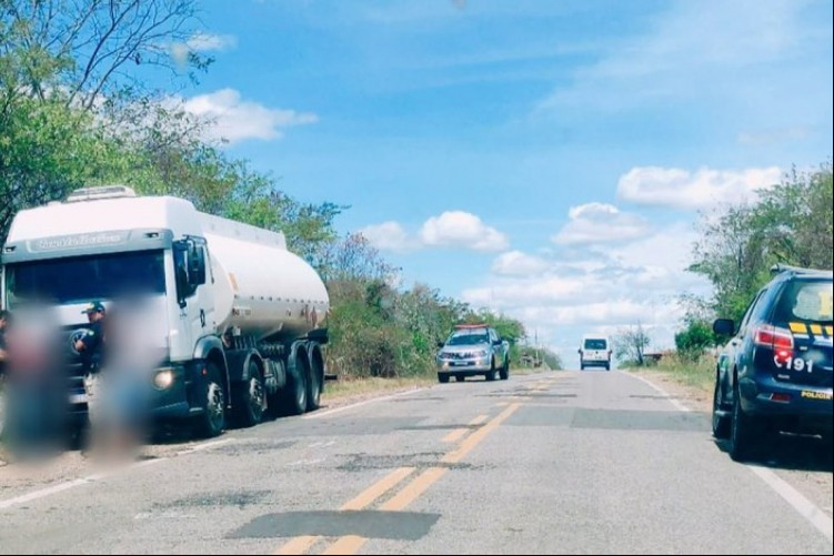 O motorista foi detido e a ocorrência foi encaminhada para a Polícia Civil. A carga foi levada para Secretaria da Fazenda do Ceará.