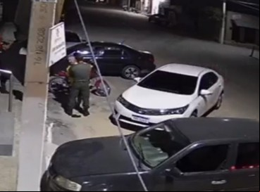 Uma câmera de segurança flagrou um policial militar dando um tapa no rosto de um idoso em Itapajé, no Ceará 