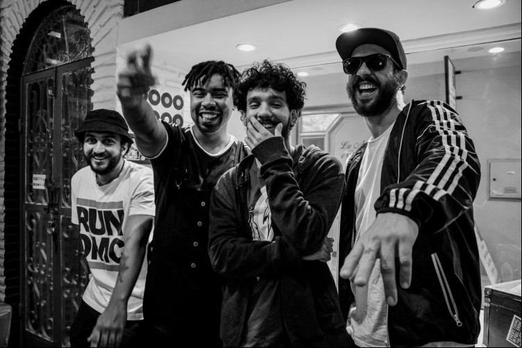 Caiô e Outra Galera fazem apresentação musical na Estação das Artes