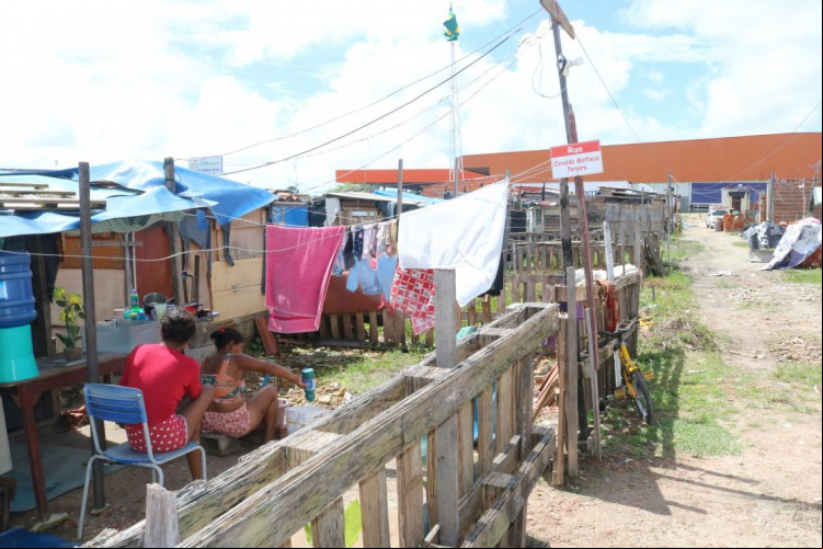 Justiça dá cinco dias para Habitafor apresentar ações para 263 famílias despejadas em frente ao Aeroporto, em terreno ao lado de supermercado