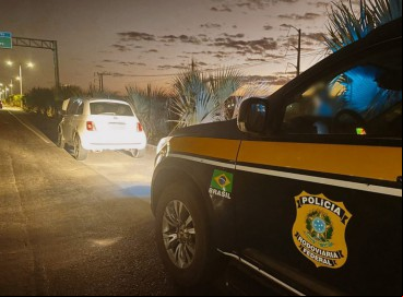 Carro ostentava placas e identificadores de outro veículo  