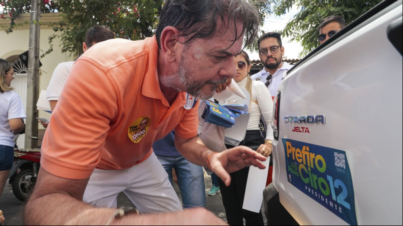 Cid em adesivaço da campanha de Ciro a presidente e Camilo ao Senado