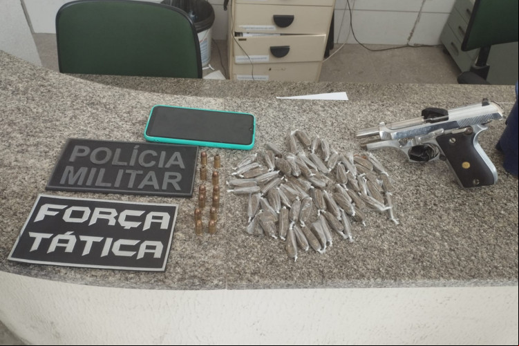 Homem é preso com pistola com 12 munições e 60 papelotes de maconha em Uruburetama, no Ceará