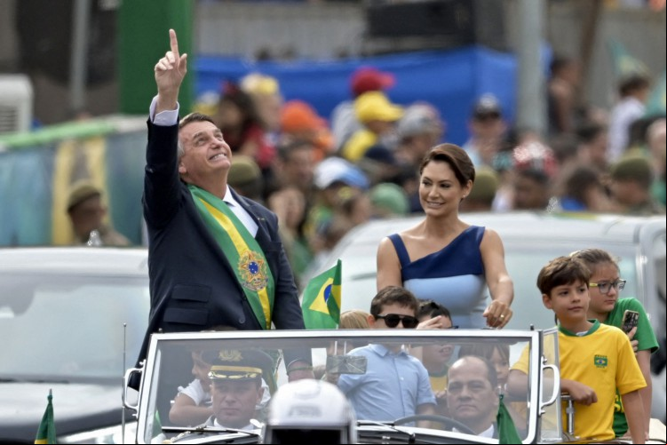 ￼ Bolsonaro sugeriu comparar primeiras-damas como critério de voto