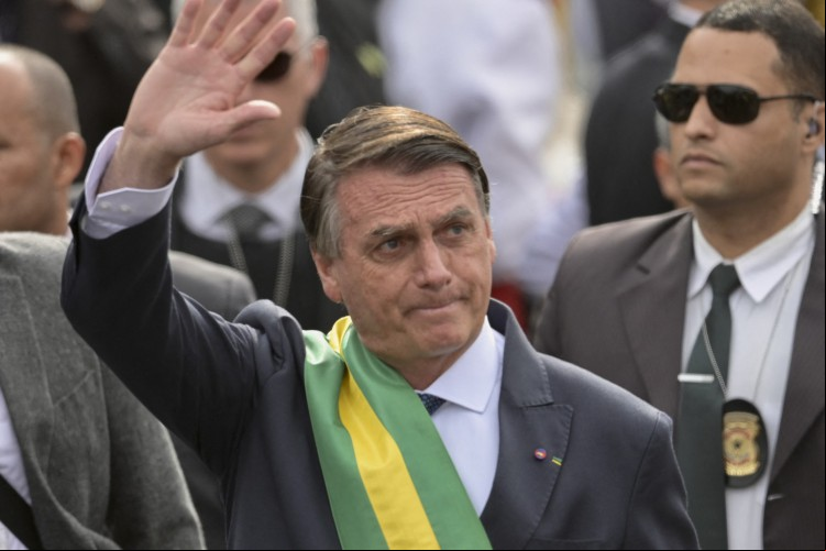 Presidente Jair Bolsonaro acena nas comemorações do 7 de setembro, em Brasília