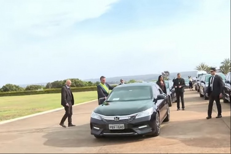 Presidente Jair Bolsonaro ao deixar o Palácio da Alvorada para o desfile de 7 de setembro