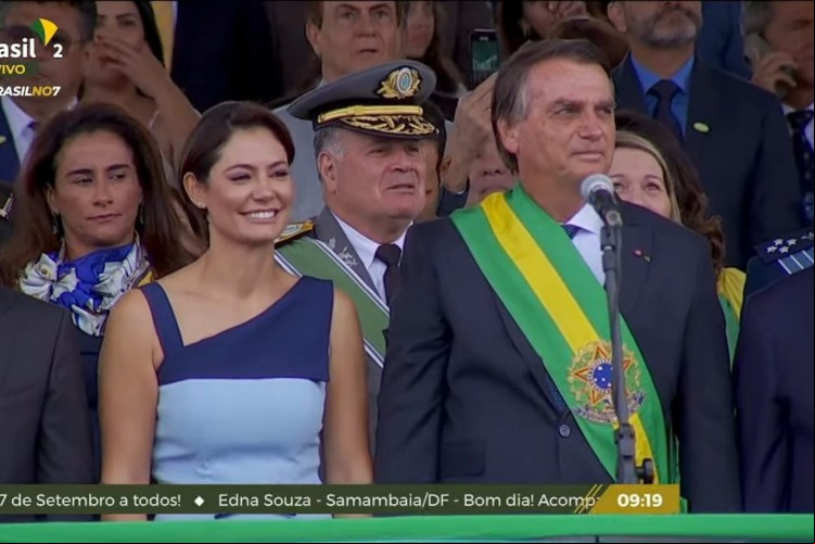 Jair Bolsonaro e Michele Bolsonaro durante desfile cívico em Brasília, no 7 de setembro de 2022.