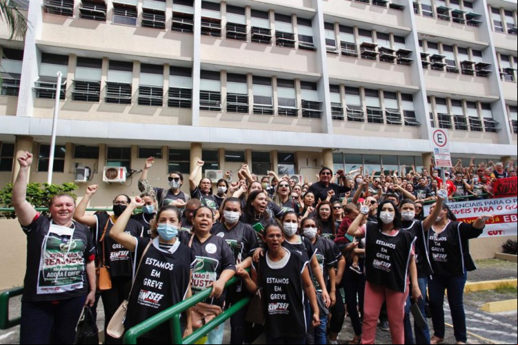  Trabalhadores do Hospital Universitário Walter Cantídio
reivindicam reajuste salarial
