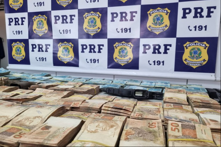 Motorista do carro foi levado à delegacia. Ele se apresentou aos agentes como um policial da Bahia