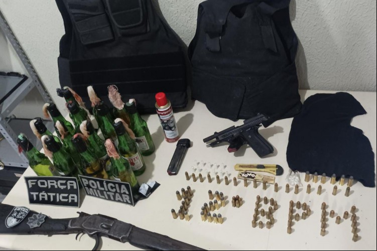 Ao todo, foram apreendidos 15 coquetéis molotov, dois coletes balísticos, um rifle calibre.44, uma pistola calibre .40, 87 munições de cal. 44, 40 e 38; 10 pinos de cocaína e 15 pedras de crack