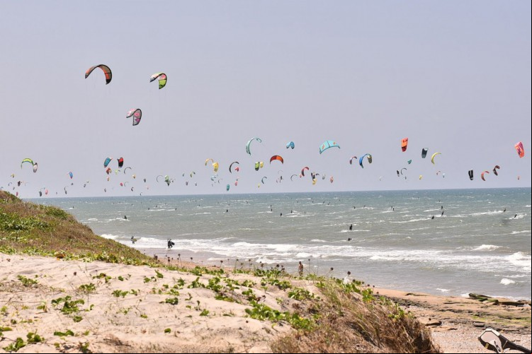 Mais de mil kitesurfistas participaram do evento, e foram registrados 884 ao mesmo tempo na água; recorde anterior, também do Cumbuco, era de 596 velejadores