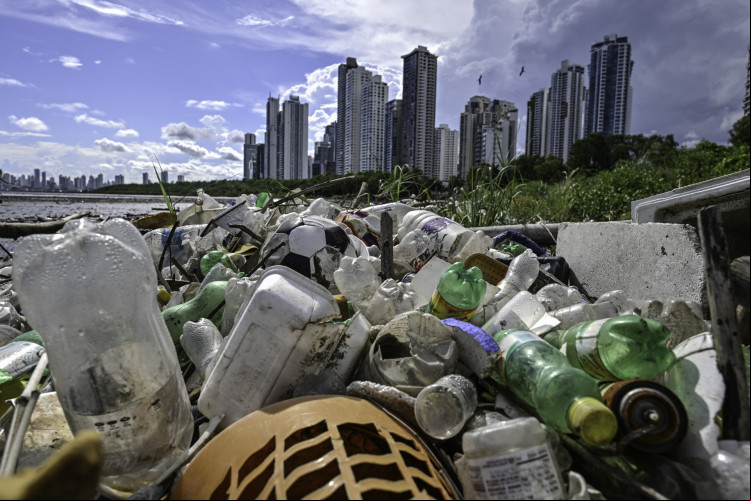 Resíduos plásticos e lixo são vistos na praia de Costa del Este, na Cidade do Panamá, em 21 de setembro de 2022. Uma associação ambientalista inaugurou nesta quinta-feira no Panamá uma gigantesca roda hidráulica que coleta resíduos sólidos flutuantes de um rio para evitar que cheguem ao mar , na tentativa de deter a crise desenfreada da coleta de lixo que assola a capital do país centro-americano