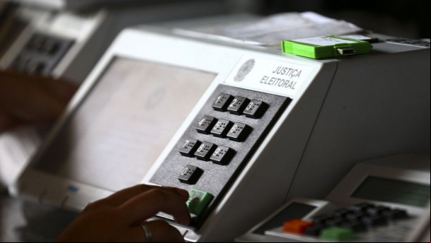 Técnicos do TRE-DF realizam a conferência e a lacração de urnas eletrônicas para o 1º turno das Eleições 2022.