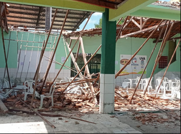 Teto do refeitório da Escola Estadual Vilebaldo Aguiar, em Coreaú, desabou na manhã desta terça-feira, 4 de outubro 