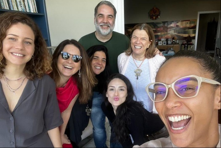 Taís Araújo postou foto com empreguetes Leandra Leal e Isabelle Drumond, e com a atriz Cláudia Abreu, que interpretou a patroa Chayene